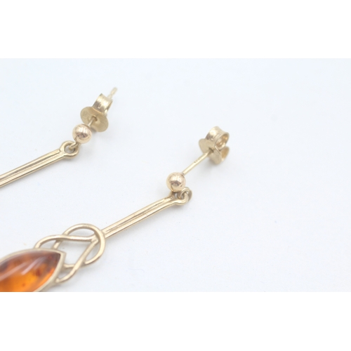 117 - 9ct gold amber drop earrings (3g)