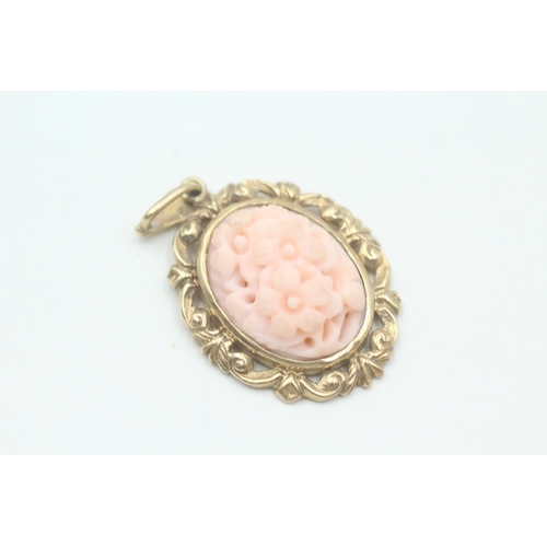 126 - 9ct gold vintage carved coral pendant (6.1g)