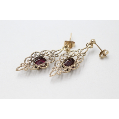 13 - 9ct gold garnet patterned drop earrings (2g)