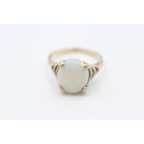 130 - 9ct gold opal dress ring (3.2g) Size O