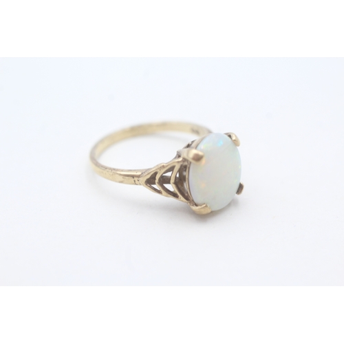 130 - 9ct gold opal dress ring (3.2g) Size O