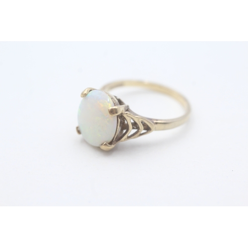 130 - 9ct gold opal dress ring (3.2g) Size O