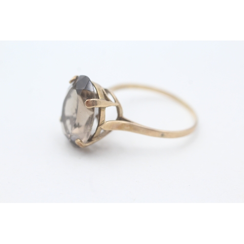 137 - 9ct gold oval cut smokey quartz dress ring (3.2g) Size U