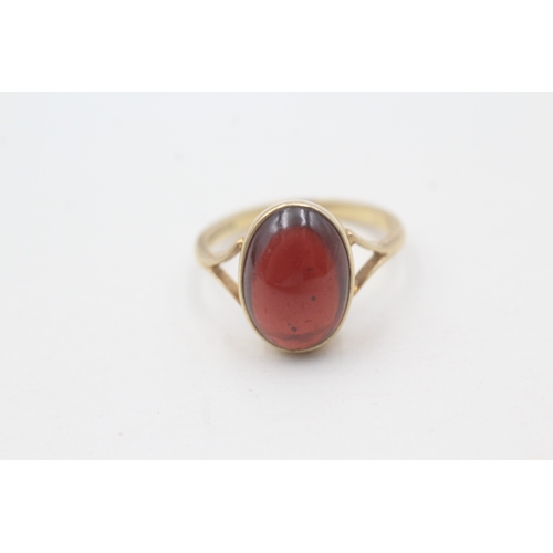 139 - 9ct gold vintage cabochon cut garnet dress ring (3.6g) Size P