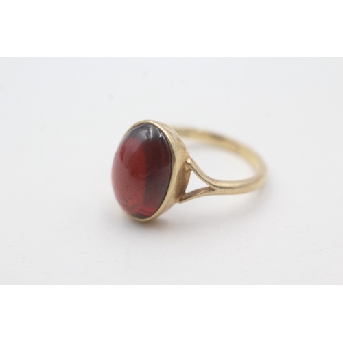 139 - 9ct gold vintage cabochon cut garnet dress ring (3.6g) Size P