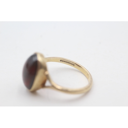 139 - 9ct gold vintage cabochon cut garnet dress ring (3.6g) Size P