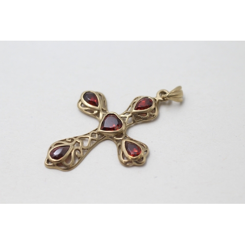 15 - 9ct gold garnet cross pendant (2g)