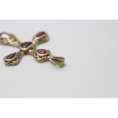 15 - 9ct gold garnet cross pendant (2g)