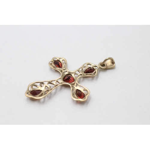 15 - 9ct gold garnet cross pendant (2g)