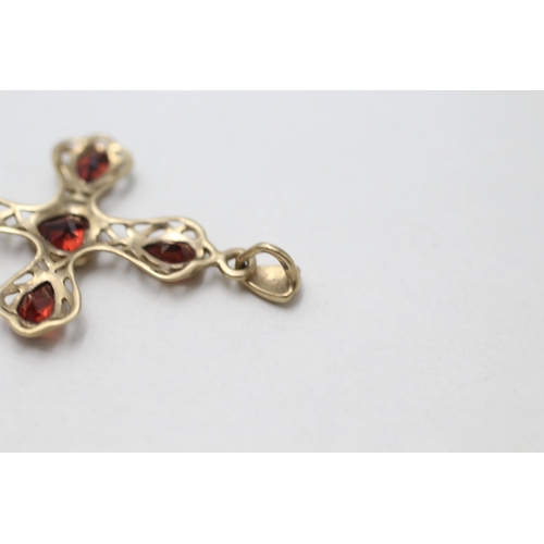 15 - 9ct gold garnet cross pendant (2g)