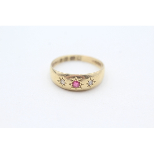 150 - 18ct gold antique red gemstone & diamond trilogy ring (3g) Size O