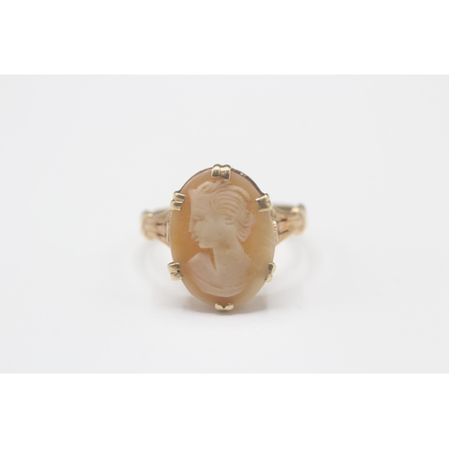 161 - 9ct gold shell cameo dress ring (3g) Size Q