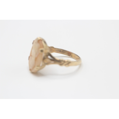 161 - 9ct gold shell cameo dress ring (3g) Size Q