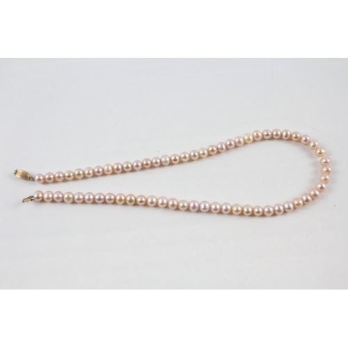 177 - 9ct gold peach cultured pearl necklace (27g)