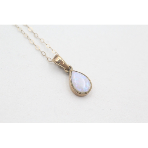 184 - 9ct gold opal pendant on chain (1.4g)