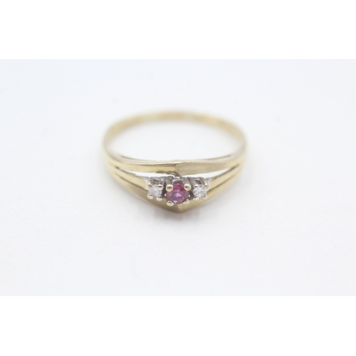 193 - 9ct gold ruby & diamond trilogy ring (2g) Size S