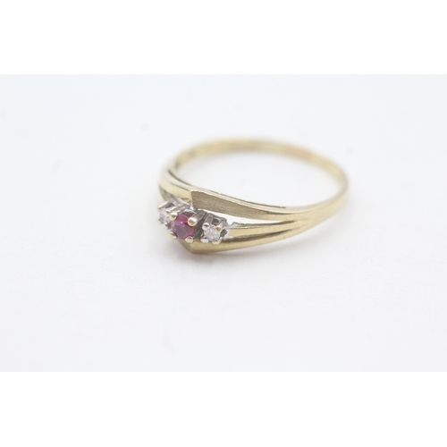 193 - 9ct gold ruby & diamond trilogy ring (2g) Size S