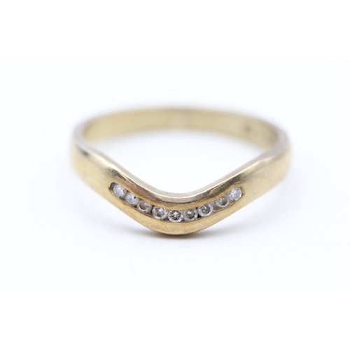 202 - 9ct gold diamond channel setting chevron ring (2g) Size L