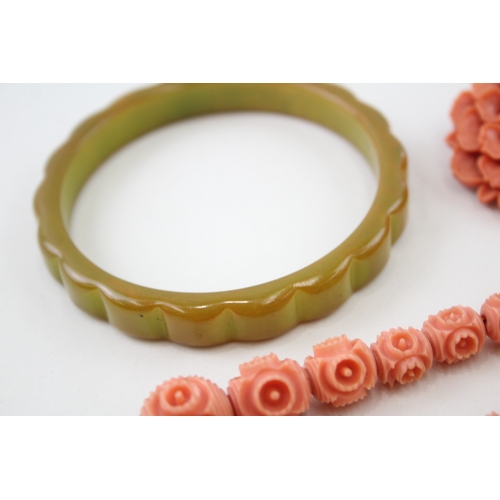 263 - Collection of Early Plastic Jewellery inc. Bakelite Bangle, Pressed x 5 63g