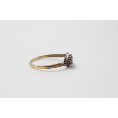 29 - 18ct gold and three stone diamond ring (1.9g) Size P