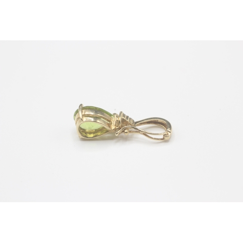 39 - 9ct gold peridot and diamond tear drop pendant (1.4g)