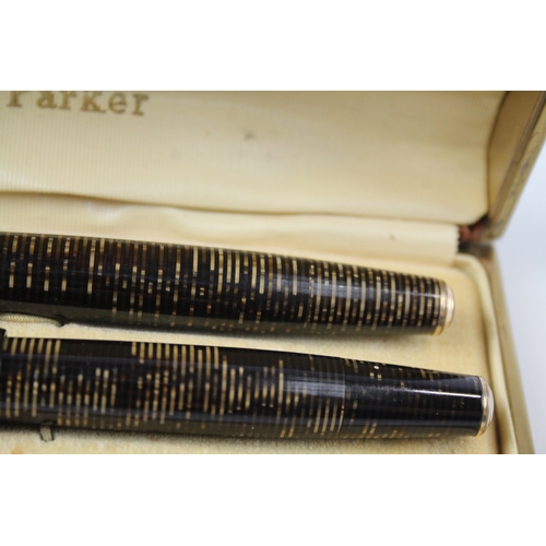 392 - 2 x Vintage Parker Vaccumatic Brown Fountain Pens w/ Steel Nibs WRITING Boxed