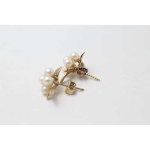 61 - 9ct gold cultured pearl floral cluster earrings (2.6g)