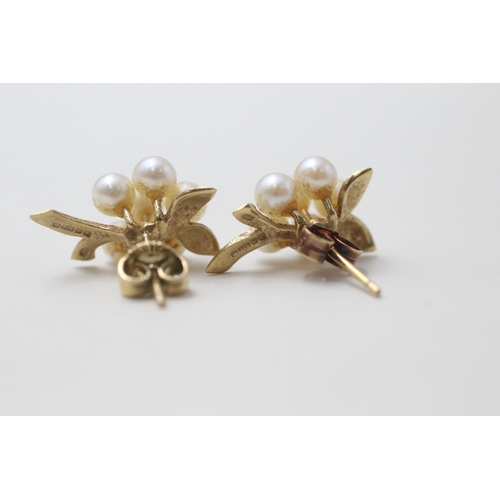 61 - 9ct gold cultured pearl floral cluster earrings (2.6g)