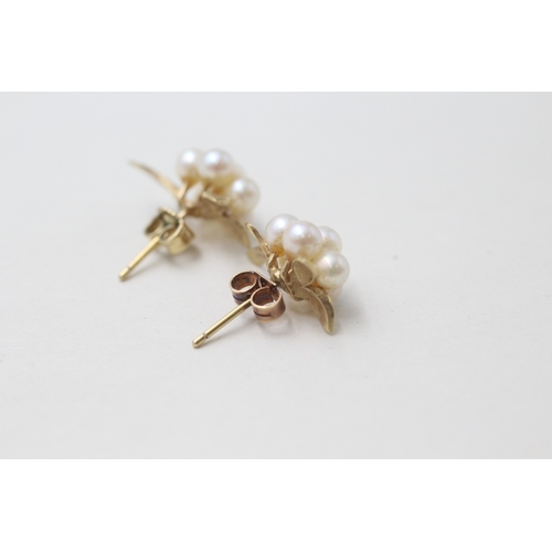 61 - 9ct gold cultured pearl floral cluster earrings (2.6g)