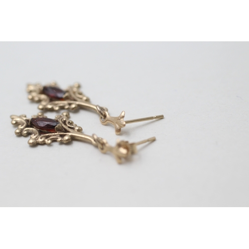 62 - 9ct gold garnet patterned drop earrings (1.2g)