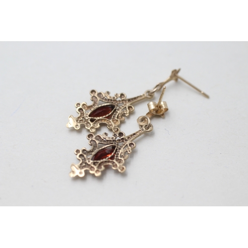 62 - 9ct gold garnet patterned drop earrings (1.2g)