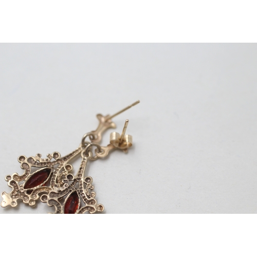 62 - 9ct gold garnet patterned drop earrings (1.2g)