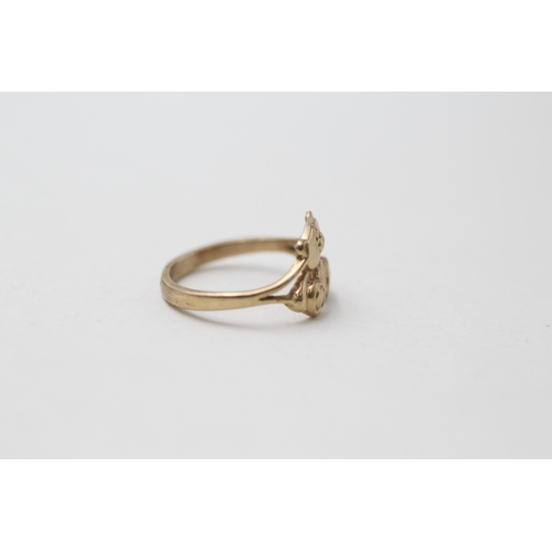 63 - 9ct gold forever friends ring (0.8g) Size C