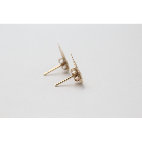 64 - 9ct gold cat stud earrings (0.2g)