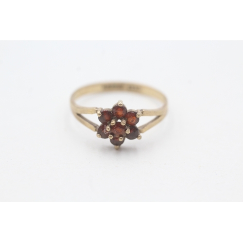 79 - 9ct gold vintage garnet cluster ring (1.7g) Size P