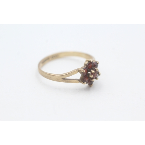 79 - 9ct gold vintage garnet cluster ring (1.7g) Size P