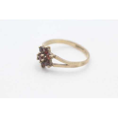 79 - 9ct gold vintage garnet cluster ring (1.7g) Size P