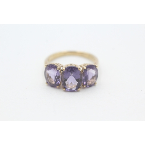 91 - 9ct gold oval cut amethyst three stone ring (2.6g) Size L