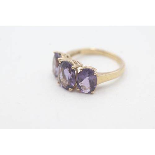 91 - 9ct gold oval cut amethyst three stone ring (2.6g) Size L