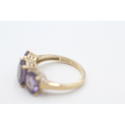 91 - 9ct gold oval cut amethyst three stone ring (2.6g) Size L