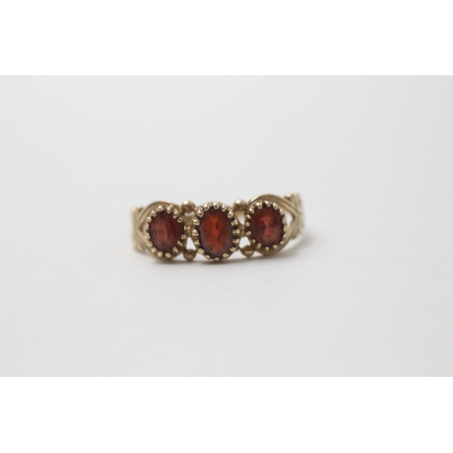 95 - 9ct gold vintage garnet three stone ring (1.8g) Size P