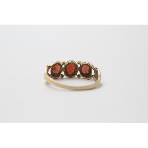 95 - 9ct gold vintage garnet three stone ring (1.8g) Size P