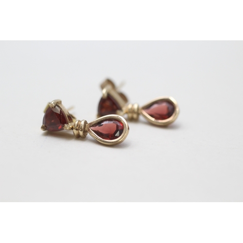 96 - 9ct gold garnet drop earrings (1.9g)