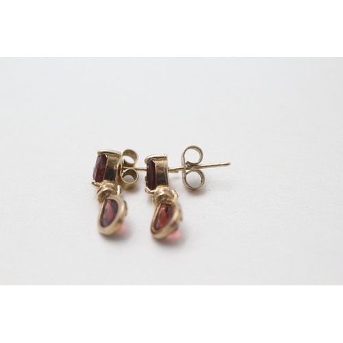 96 - 9ct gold garnet drop earrings (1.9g)