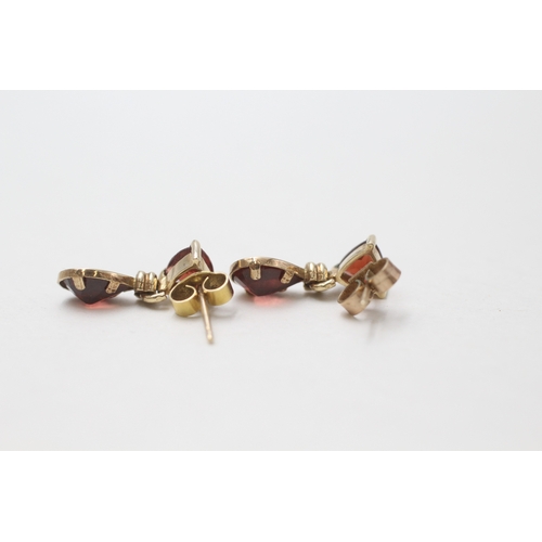 96 - 9ct gold garnet drop earrings (1.9g)