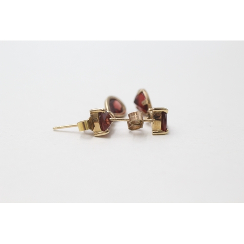 96 - 9ct gold garnet drop earrings (1.9g)