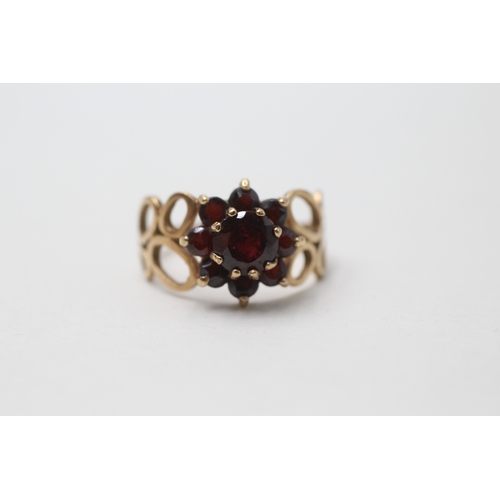 97 - 9ct gold vintage garnet dress ring (3g) Size N