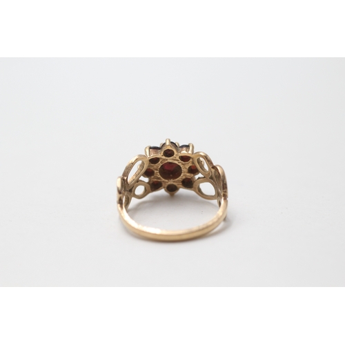 97 - 9ct gold vintage garnet dress ring (3g) Size N