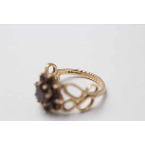 97 - 9ct gold vintage garnet dress ring (3g) Size N