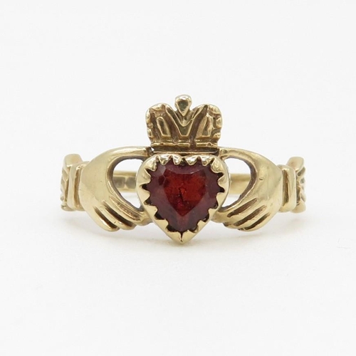 166 - 9ct gold vintage garnet irish claddah ring (1.4g) Size I